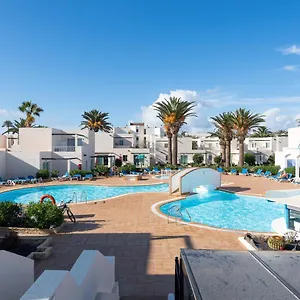 13 Con Terraza Y Piscina En Corralejo